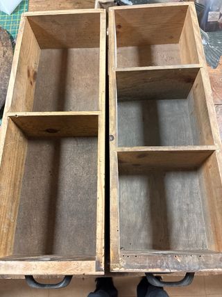 Cajones de madera antiguos con tiradores