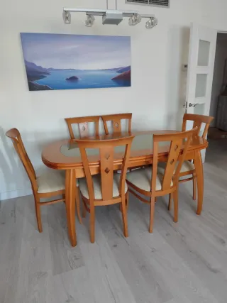 Mesa de comedor y 4 sillas de madera