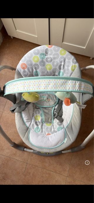 Dondolino per neonati con baldacchino e giocattoli