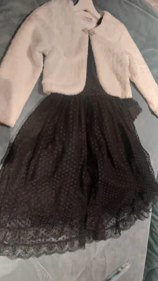 Vestido negro y chaleco blanco niña