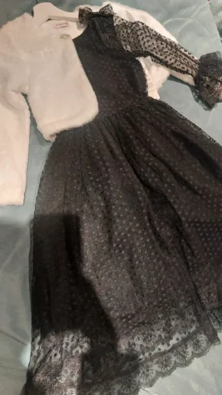Vestido negro y chaleco blanco niña