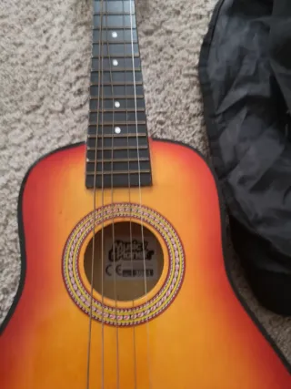 Guitarra de juguete con funda