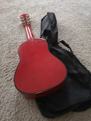 Guitarra de juguete con funda