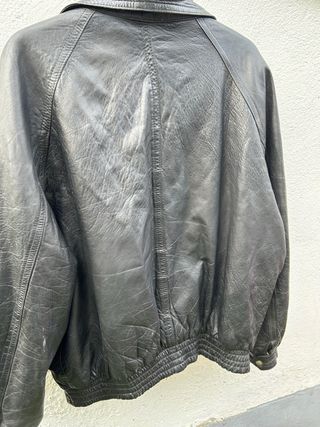 Cazadora de piel negra