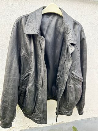 Cazadora de piel negra