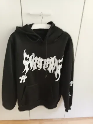 Sudadera de cruces,  Negra con Capucha.