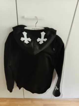 Sudadera de cruces,  Negra con Capucha.