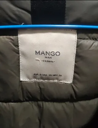 Chaqueta de plumas negra