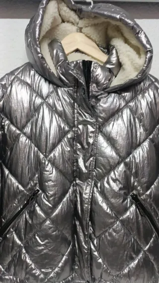 Cazadora plateada acolchada con borrego