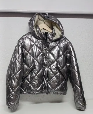 Cazadora plateada acolchada con borrego