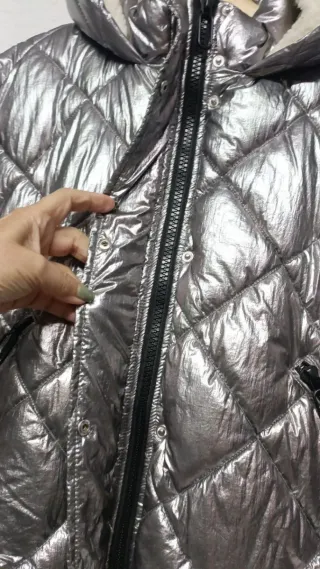 Cazadora plateada acolchada con borrego