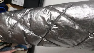 Cazadora plateada acolchada con borrego