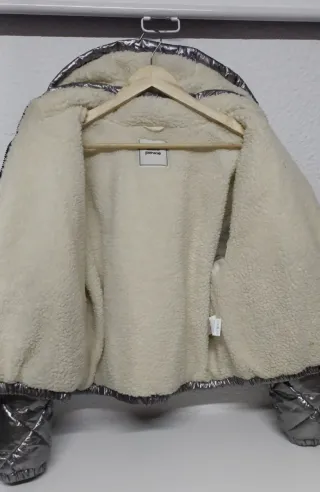 Cazadora plateada acolchada con borrego