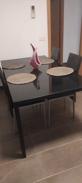 Mesa comedor cristal negro y 4 sillas