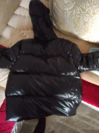 Chaqueta negra con capucha