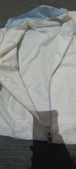 Chubasquero Ellesse blanco y azul