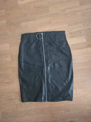 Falda negra con cremallera y aro