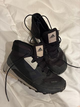Botas Montaña Niño Adidas Negras/Blancas