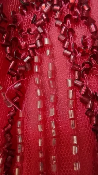 Vestido fiesta color coral con pedrería