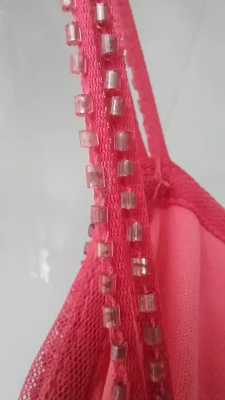 Vestido fiesta color coral con pedrería