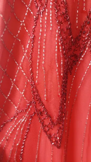 Vestido fiesta color coral con pedrería