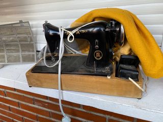 Máquina de coser antigua negra