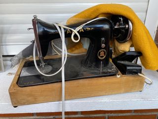 Máquina de coser antigua negra