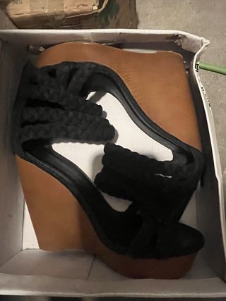 Cuña tacón negro y marrón