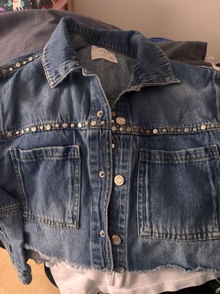 Chaqueta vaquera Zara con tachuelas Talla XS