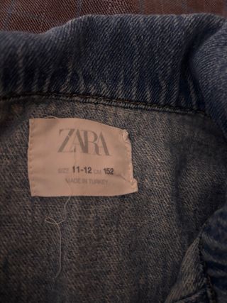 Chaqueta vaquera Zara con tachuelas Talla XS