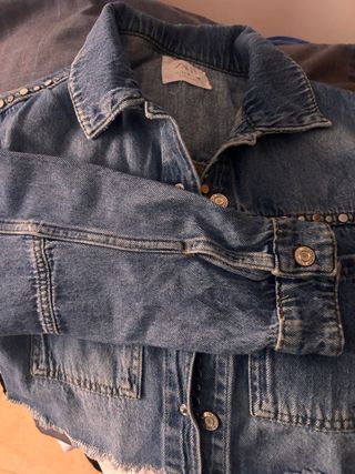 Chaqueta vaquera Zara con tachuelas Talla XS