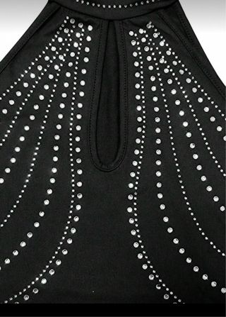 Vestido negro con pedrería y escote