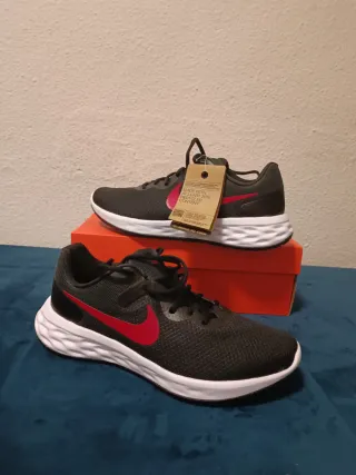 Zapatillas Nike Running Negras y Rojas