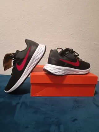 Zapatillas Nike Running Negras y Rojas
