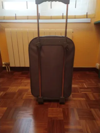 Maleta de viaje gris con detalles rojos