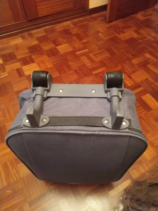 Maleta de viaje gris con detalles rojos