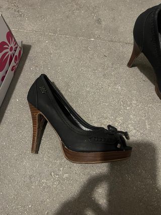 Zapatos de tacón negros y marrones