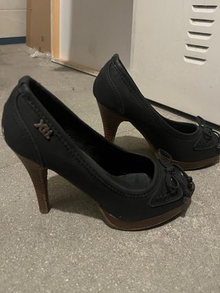 Zapatos de tacón negros y marrones