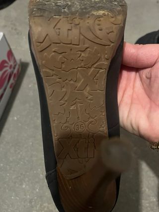 Zapatos de tacón negros y marrones