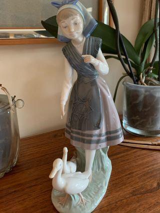 Figura Lladró “Galleguiña conduciendo patos” 1984