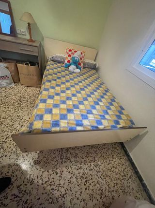 Cama individual de madera y tela