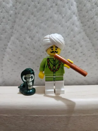 Lego minifigura encantador de serpientes