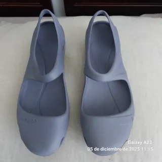 Sandalias de goma grises