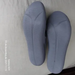 Sandalias de goma grises