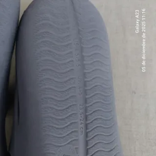 Sandalias de goma grises