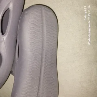 Sandalias de goma grises