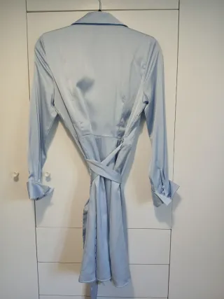 Vestido satén azul cruzado