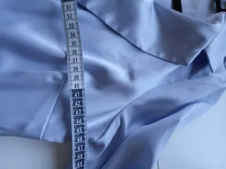 Vestido satén azul cruzado