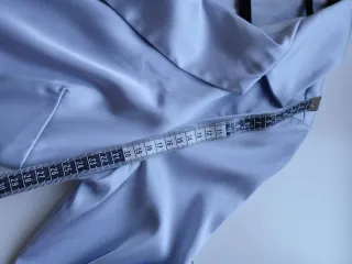 Vestido satén azul cruzado