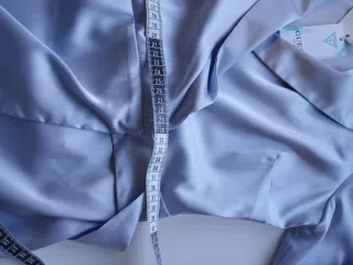 Vestido satén azul cruzado